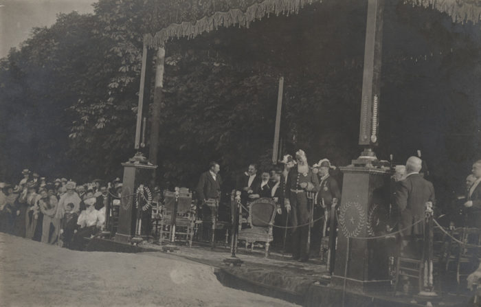 Cérémonie à Laeken en présence du roi Léopold II et du bourgmestre Émile Bockstael, vers 1900-1905 © Archives de la Ville de Bruxelles