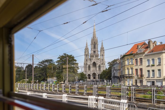 De Koninginnelaan, de spoorlijn Brussel-Gent en de Onze-Lieve-Vrouwekerk van Laken vanuit de tram, 2018 © Jean-Paul Remy,Visit.Brussels