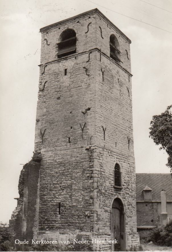 De Romaanse toren na de brand van de Sint-Pieterskerk © Privé-verzameling
