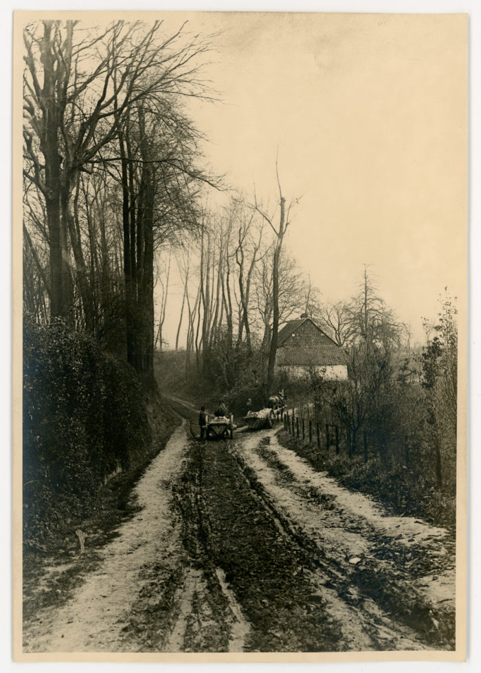 Chemin creux donnant dans l'avenue Van Praet (à peu près en face de l'entrée du Parc du Château de Laeken), 1899 © Archives de la Ville de Bruxelles