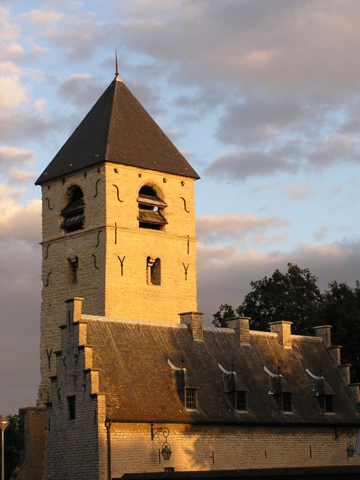 Ancien hospice « De Kluis » et la tour romane aujourd’hui © Benoît Elleboudt