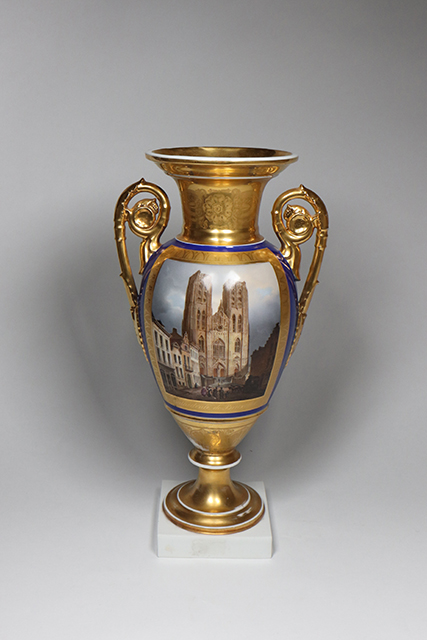 Museum van de Stad Brussel_Nieuwe aanwinst_Porselein_Jacquet_Nédonchelle_Eivormige vaas met een afbeelding van de kathedraal van St Michiel en St Goedele